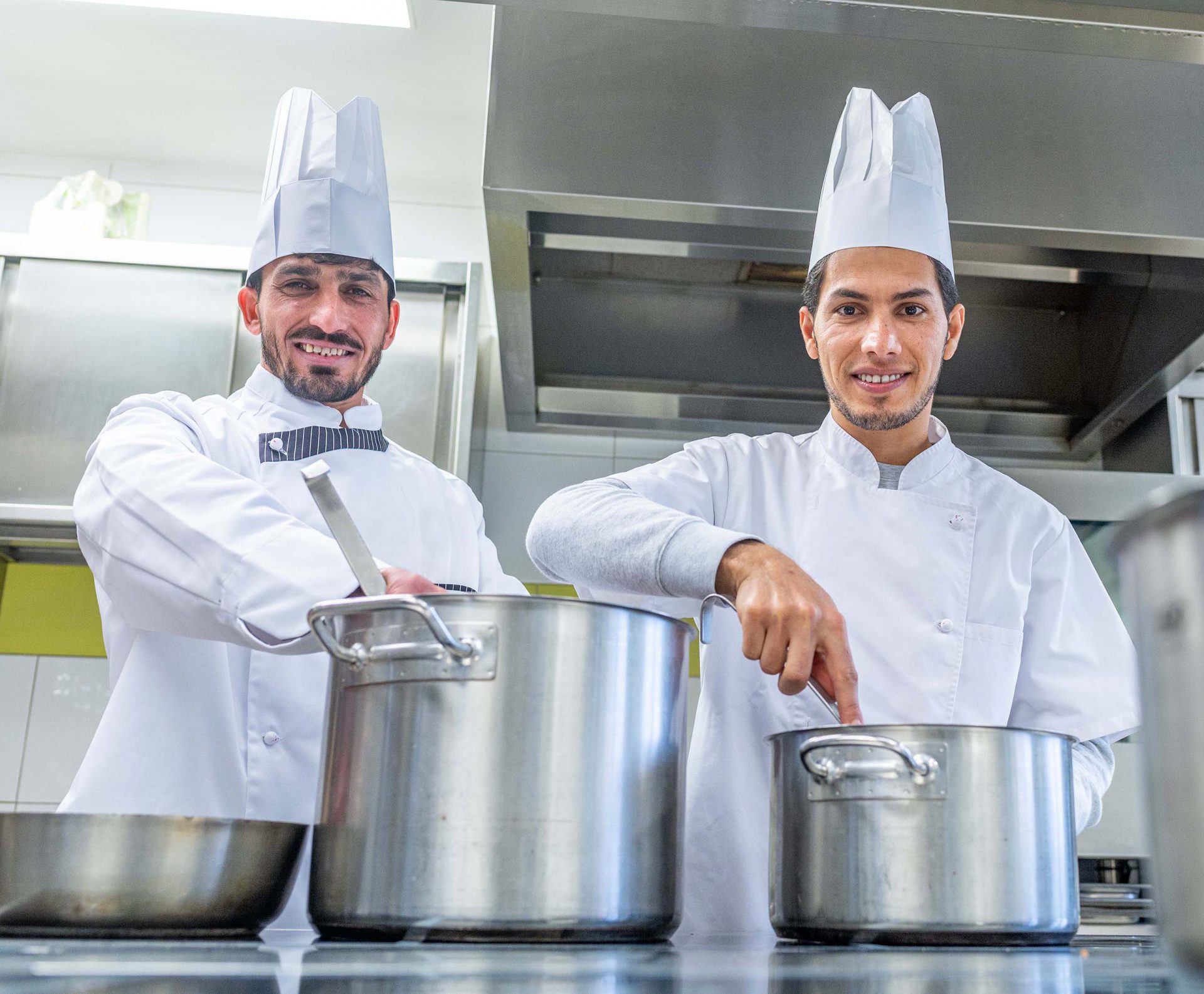 Die angehenden Köche Sahedin Quraishi und Wahidi Zabiullah © Armin Weigel