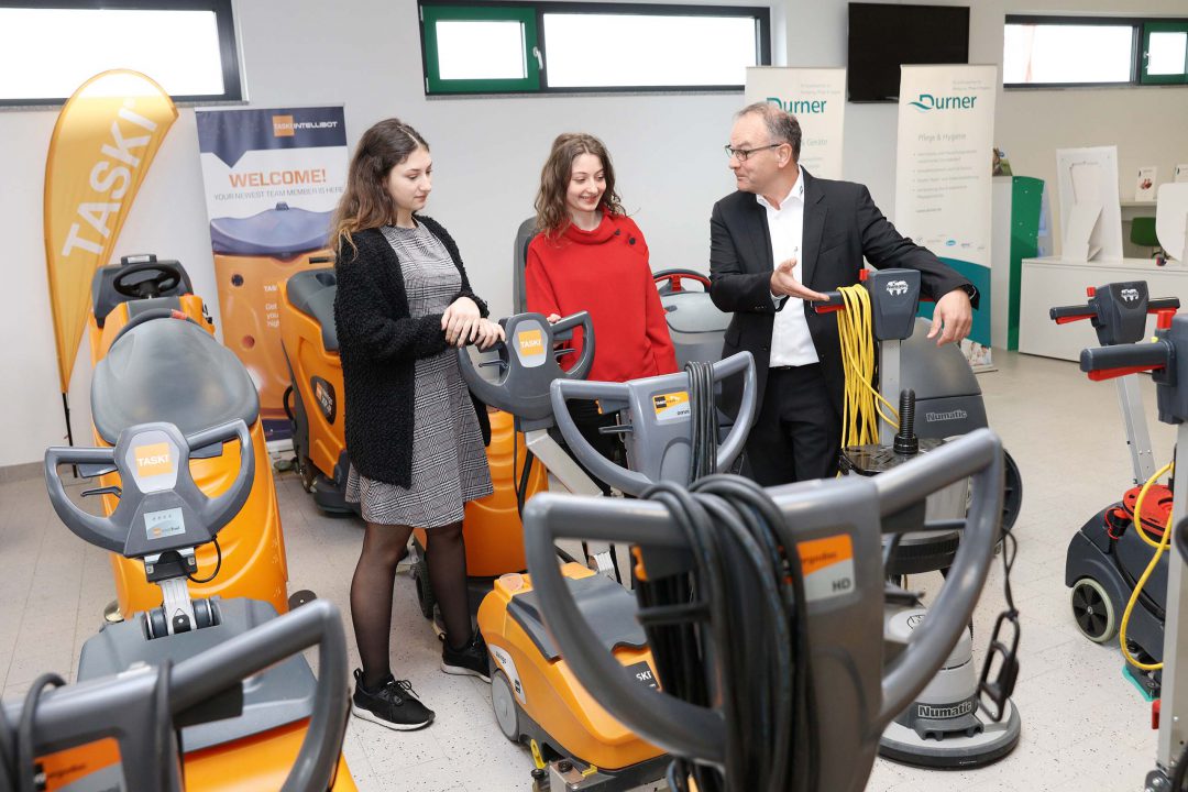 Azubis und Geschäftsführer von Durner