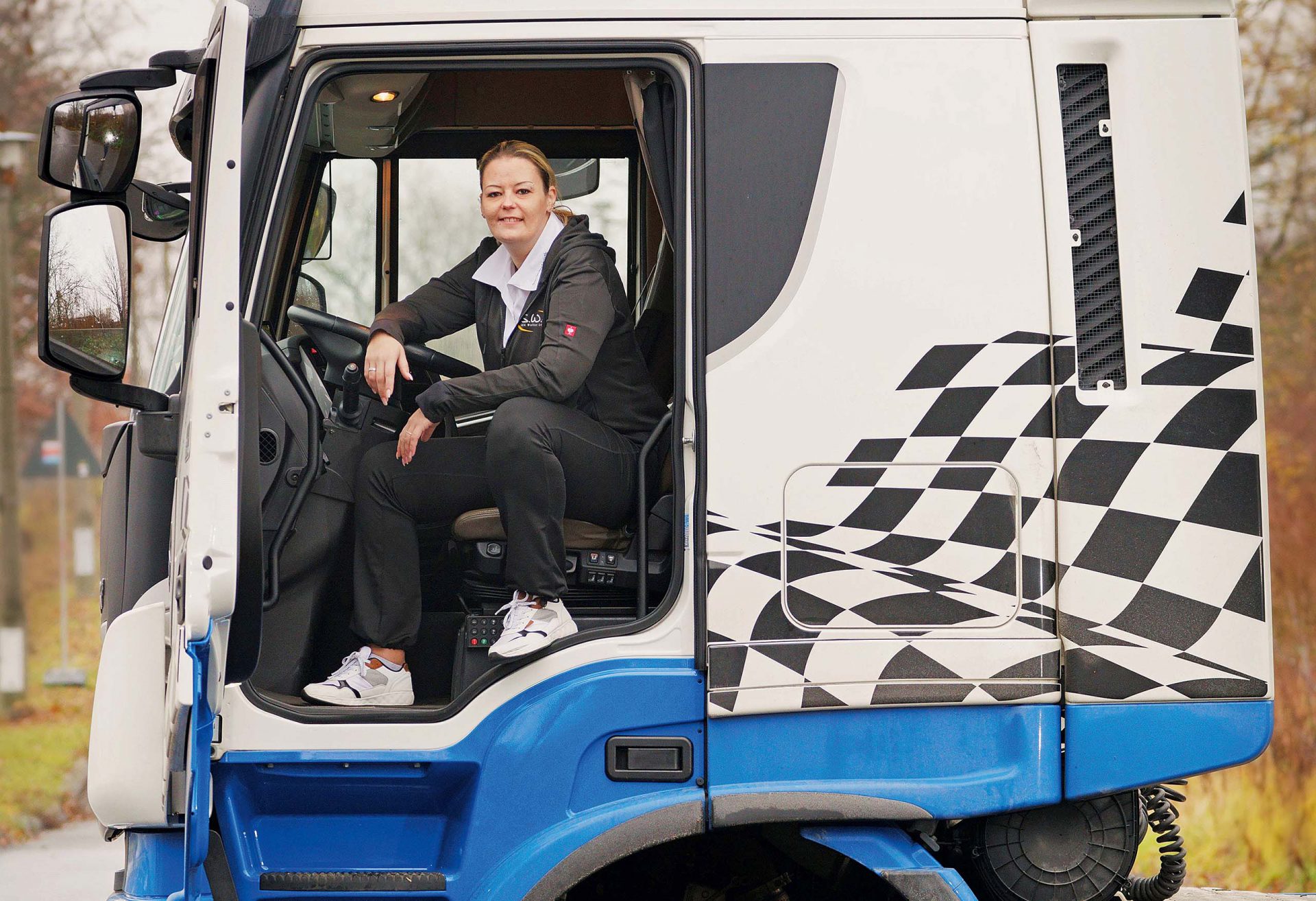 Jasmin Wucherer in ihrem LKW