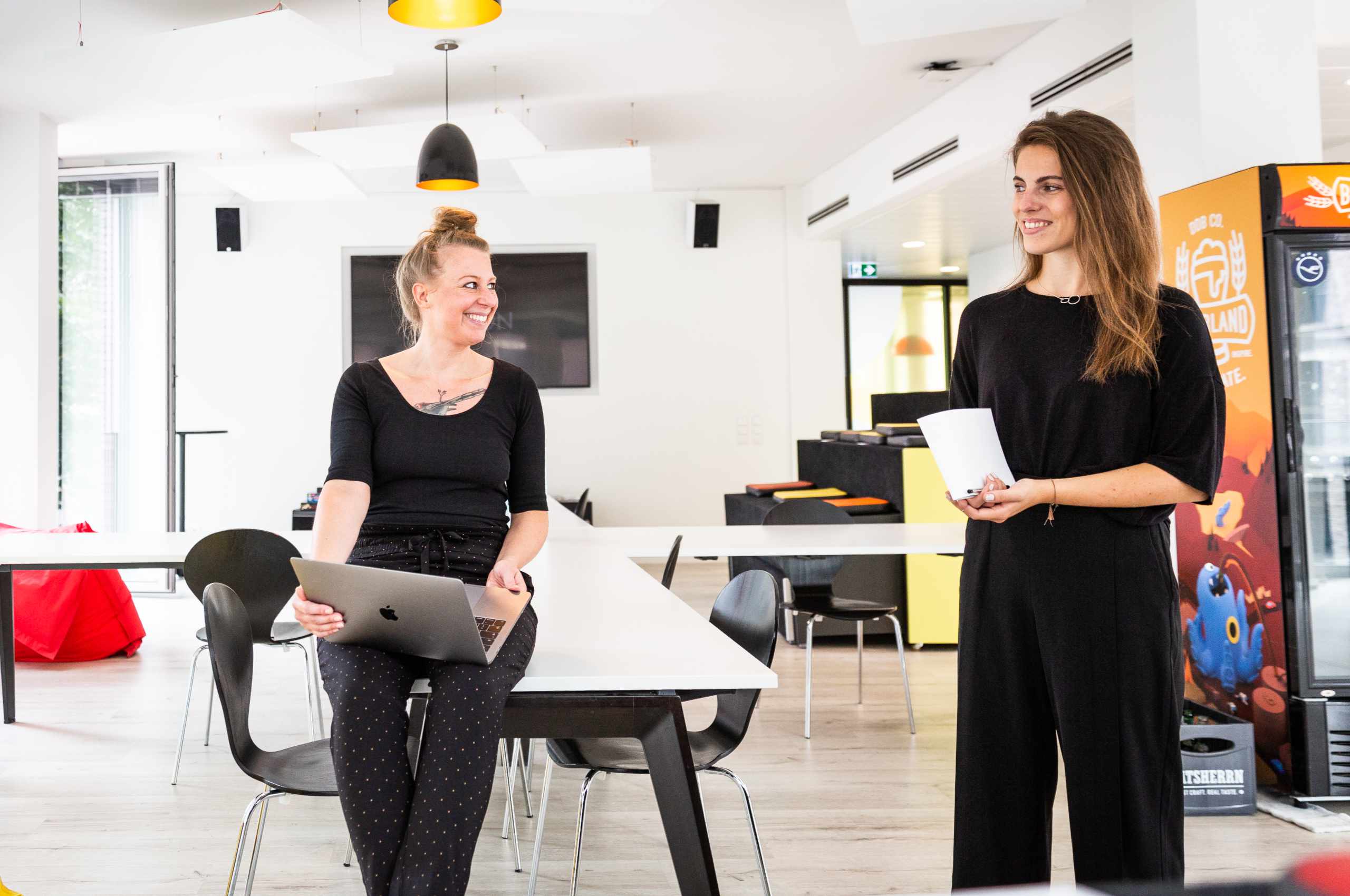 Ausbilderin Jessica Herchenhan & Auzubildende Melina Malter in einem der Meetingräume ihrer Marketingagentur