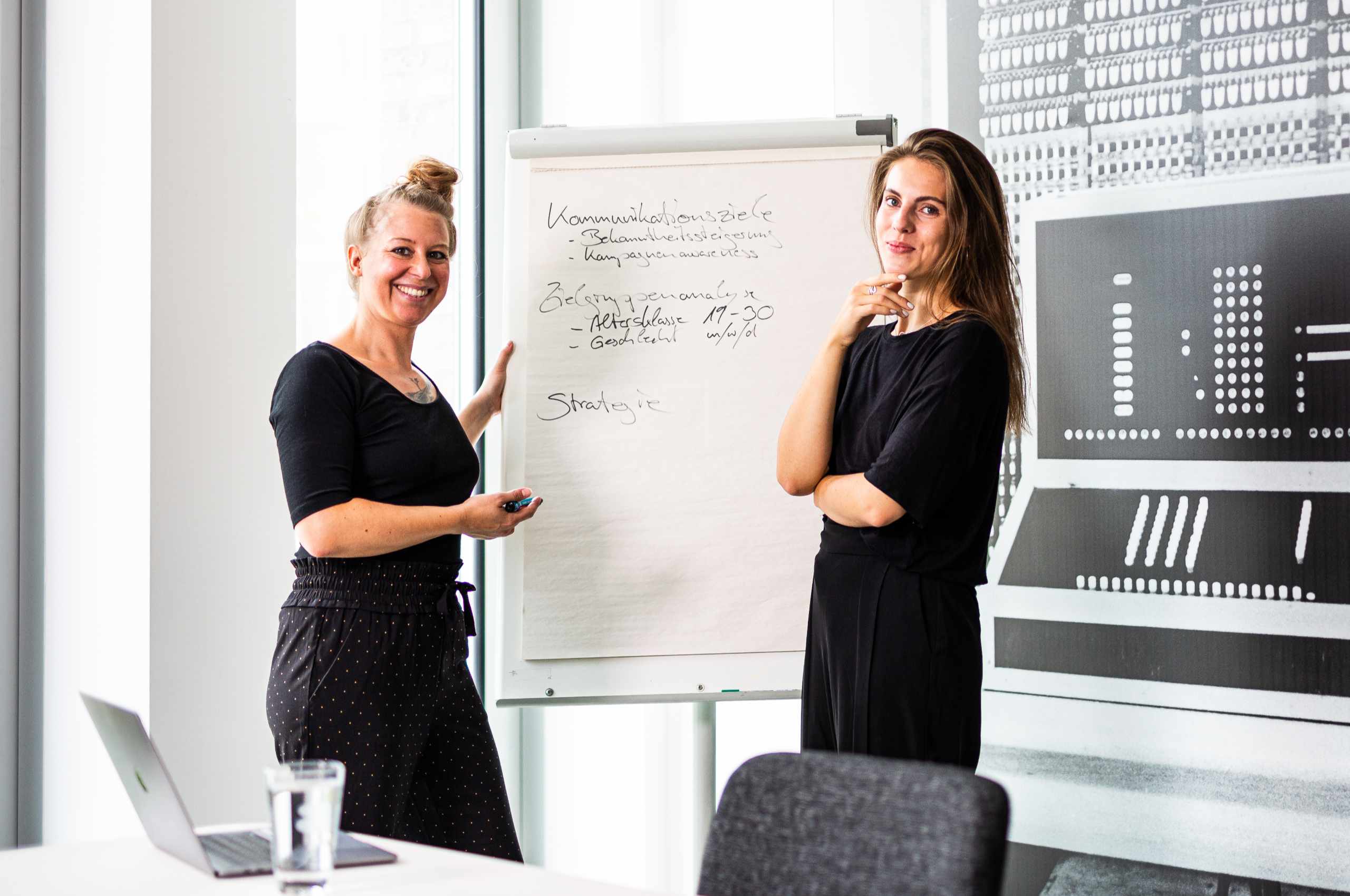 Ausbilderin Jessica Herchenhan & Auzubildende Melina Malter in einem der Meetingräume ihrer Marketingagentur
