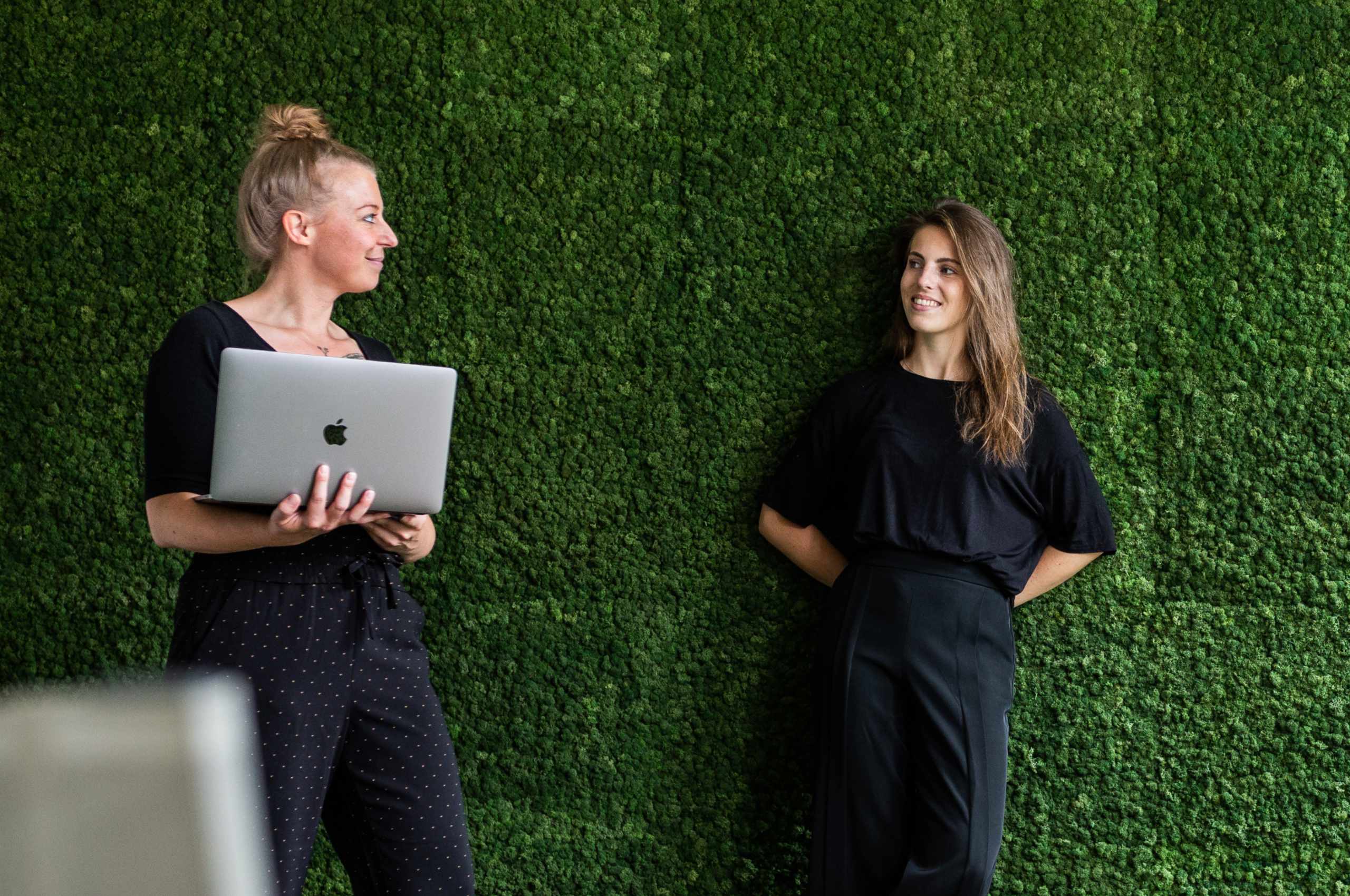 Ausbilderin Jessica Herchenhan & Auzubildende Melina Malter in einem der Meetingräume ihrer Marketingagentur