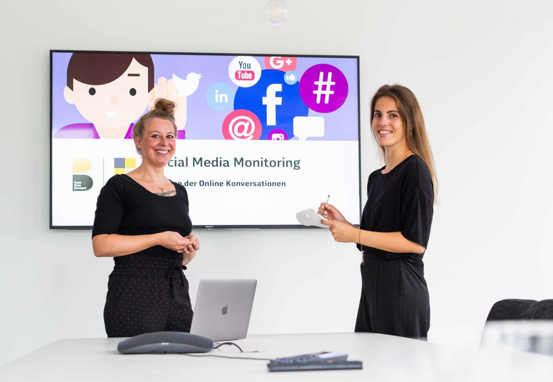 Ausbilderin Jessica Herchenhan & Auzubildende Melina Malter in einem der Meetingräume ihrer Marketingagentur