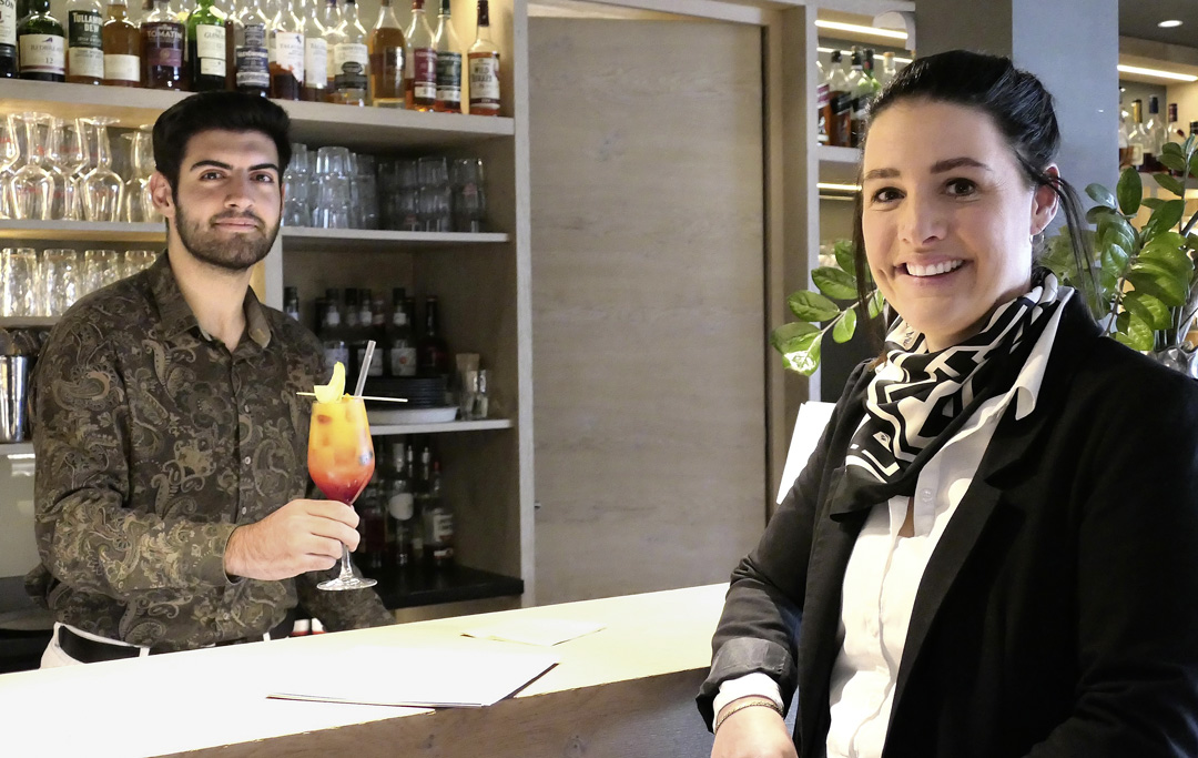 Über die AHK Türkei und die IHK zur Ausbildung an den Bodensee: Furkan Keles˛ steht hinter der Hotelbar der „Traube am See“