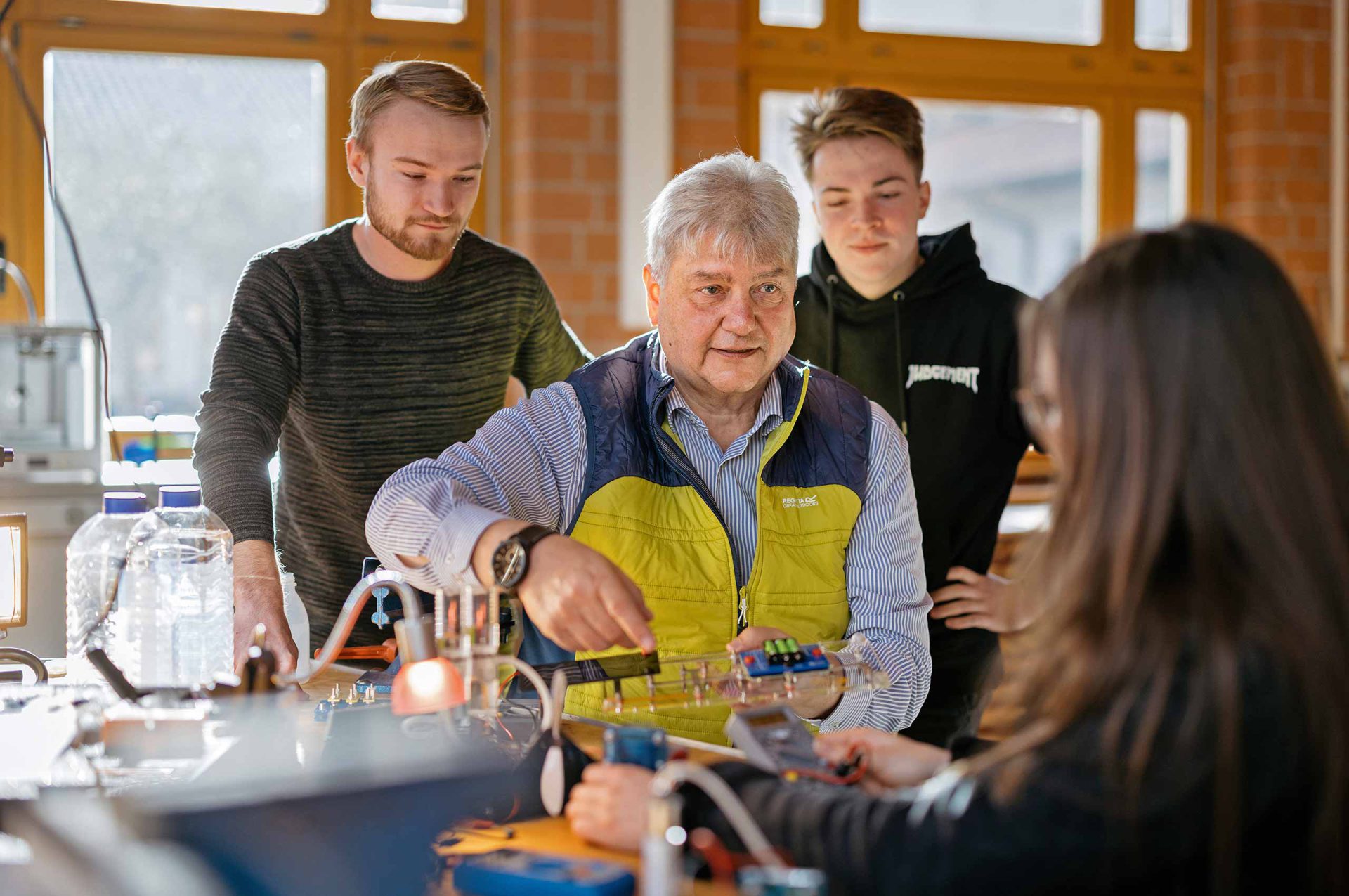 Uwe Blechschmidt umgeben von Berufsschüler*innen