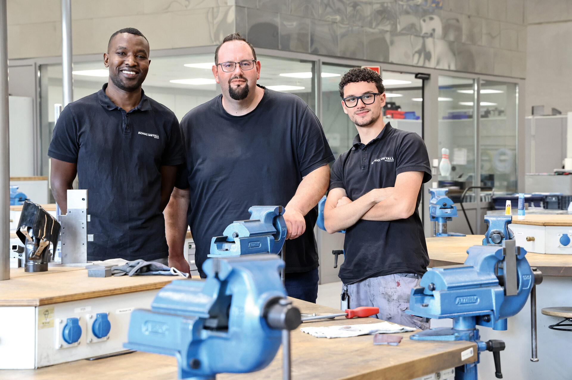 In der Ausbildungswerkstatt der „König Metall Academy“ lernen zur Zeit 40 Azubis, darunter Mandela Asseno (links) und Mert Hermantepe (rechts).  Andre Reinbold (Mitte) legt dabei Wert auf individuelle Förderung