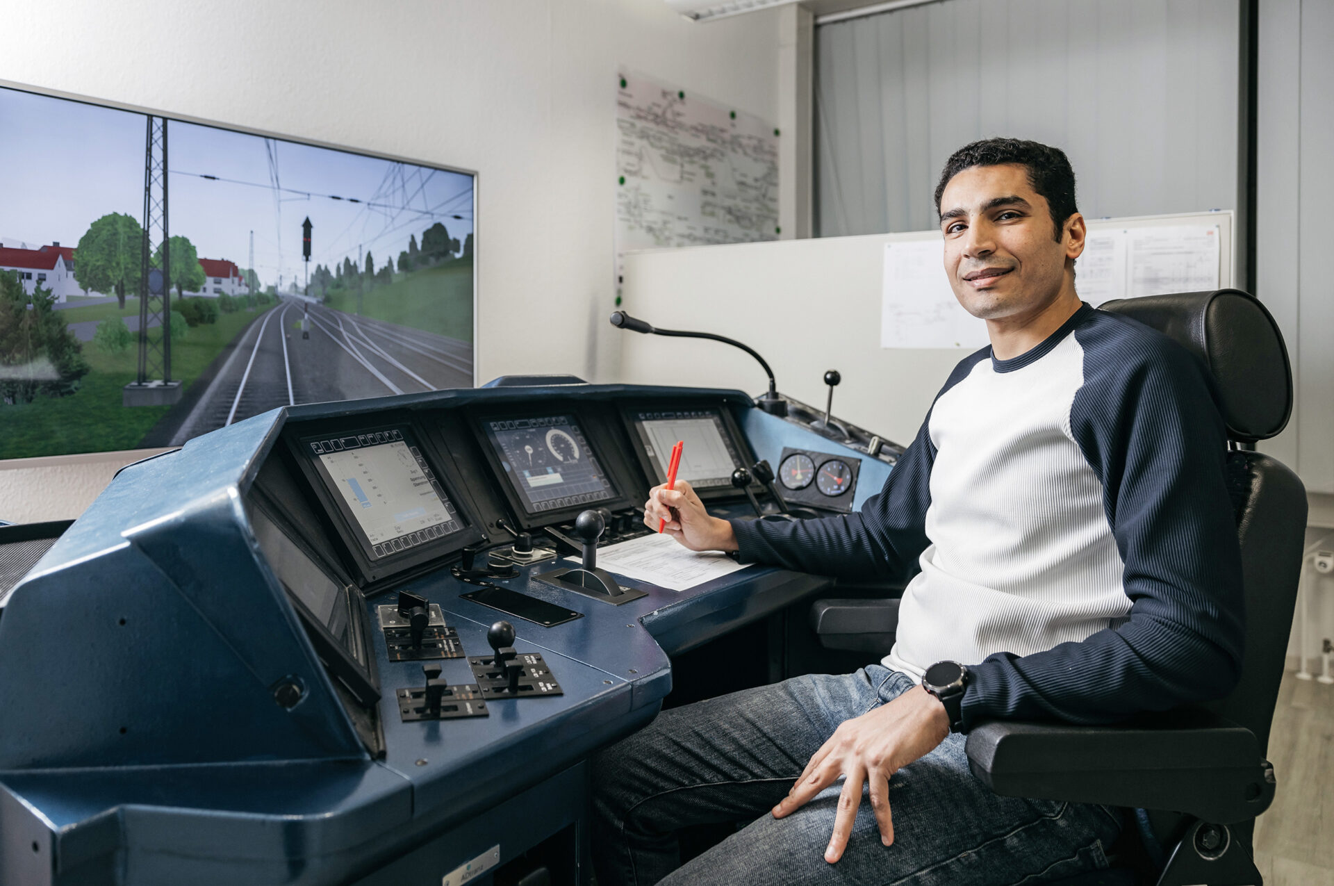 Hossam Ramadan im Führerstand-Simulator in München: Der Ägypter hatte zuvor ein Anerkennungsverfahren bei der IHK FOSA für seinen ägyptischen Berufsabschluss als Lokführer durchlaufen
