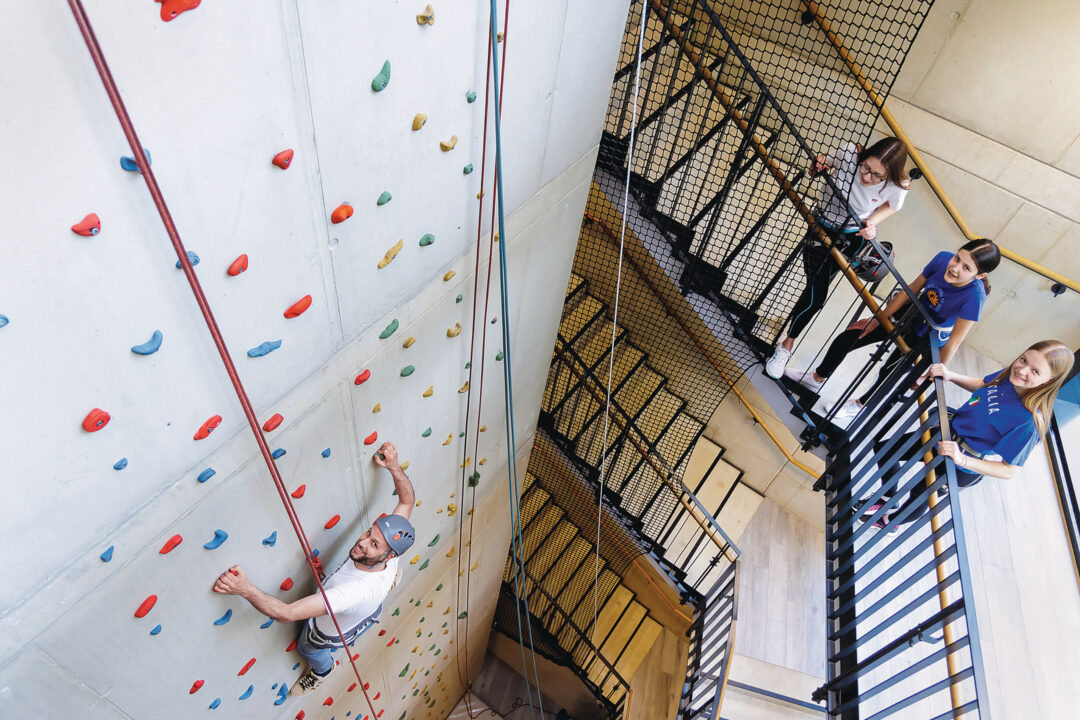 Hoch hinaus, und das gleich zu Anfang: In Jugendherbergen wird der Übergang von der Schule ins Arbeitsleben zum Erlebnis – wie hier in der Jugendherberge Gemünd Vogelsang