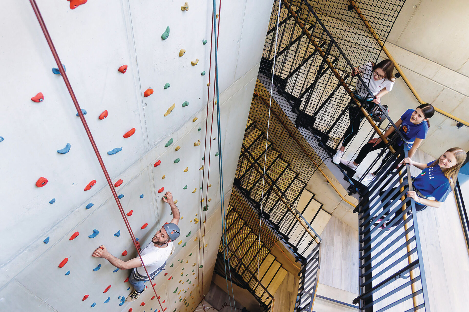 Hoch hinaus, und das gleich zu Anfang: In Jugendherbergen wird der Übergang von der Schule ins Arbeitsleben zum Erlebnis – wie hier in der Jugendherberge Gemünd Vogelsang