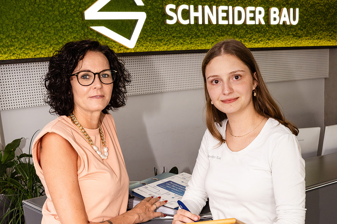 Auszubildende Lea Zerfaß (r.). Lena Eiler, Personalchefin bei Schneider Bau