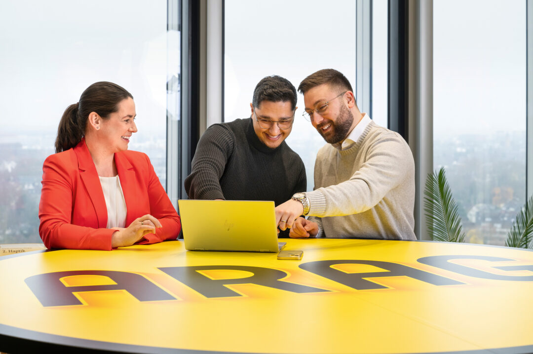 Isa Yavuz (rechts) und Sidar Imir sind nicht nur gute Freunde, sondern mittlerweile auch Kollegen bei der ARAG. Der Versicherungskonzern hatte die Stelle, auf die sich Sidar Imir bewarb, auch im firmeneigenen Mitarbeiter-Empfehlungsprogramm hinterlegt. Für die zuständige Abteilungsleiterin Anna-Lena Riemenschneider wirkt sich dieser Recruiting-Prozess positiv auf das Arbeitsklima aus.