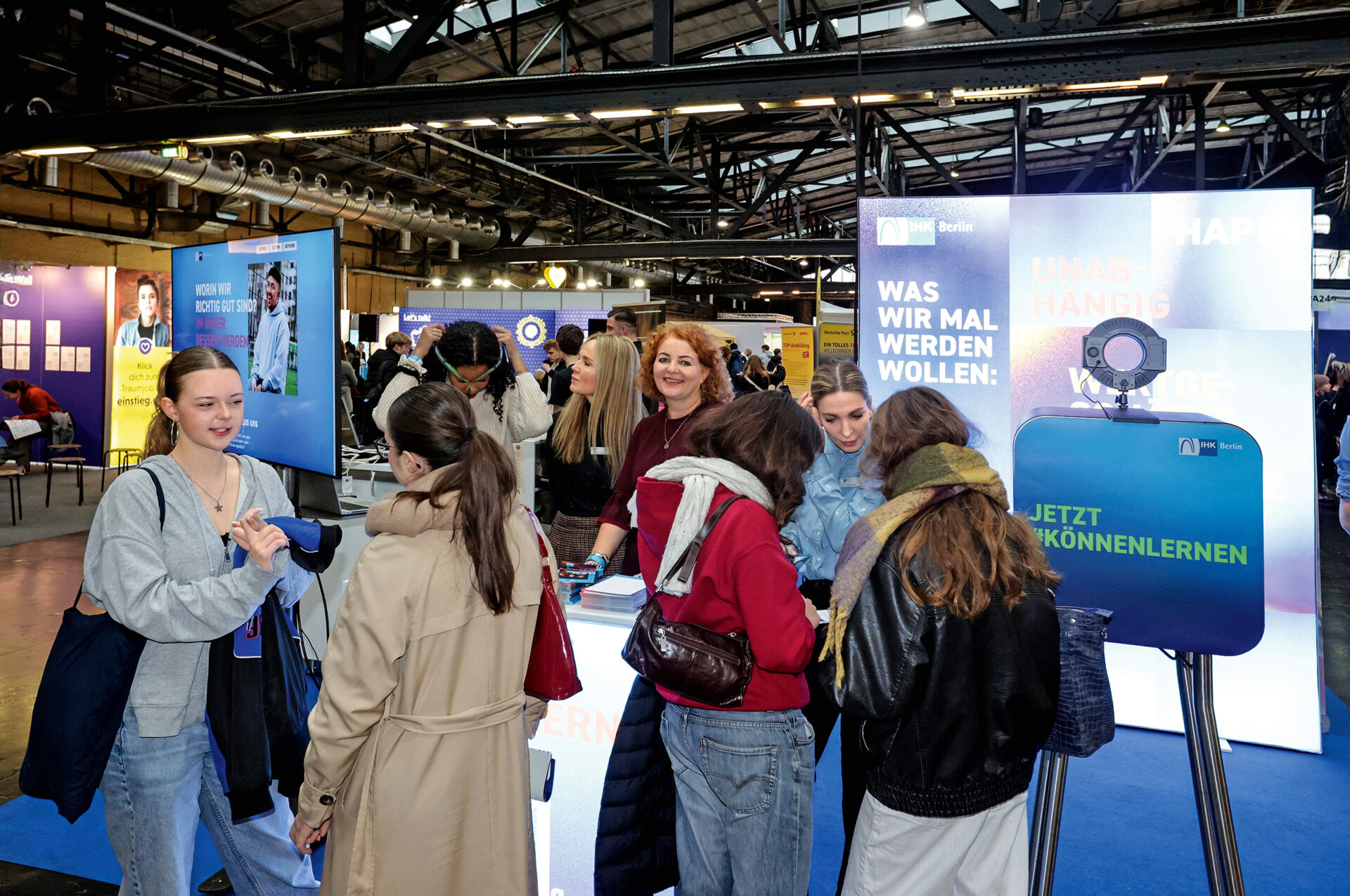 Laut Ausbildungsexpertin Hannah Stenke von der IHK Berlin (Mitte, hier am Messestand) müssen Unternehmen schnell sein: Junge Leute erwarten Feedback auf ihre Bewerbungen innerhalb weniger Tage