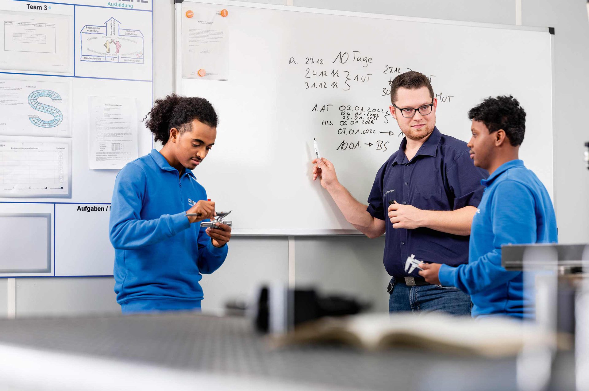 Alexander Schweiger (Mitte) mit seinen Auszubildenden Temesgen Kinfe (links) und Hassan Muse (rechts)