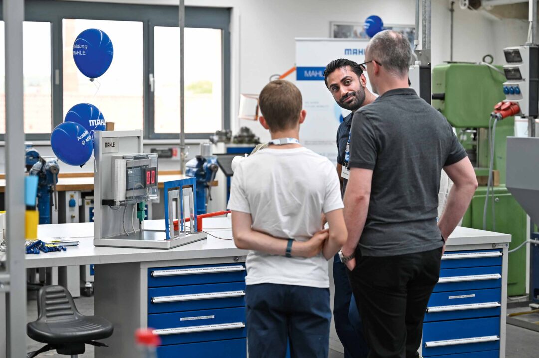 Welche Berufe gibt es bei Mahle – und welcher ­könnte infrage kommen? Sohn und ­Vater informieren sich beim Tag der Ausbildung über die Möglichkeiten.