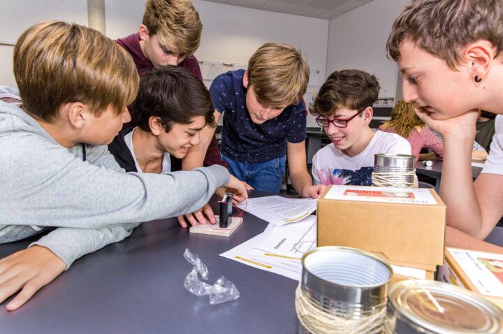 Der Weg in die digitale Welt ­beginnt analog: Beim Bau eines Morseapparats ­lernen Schülerinnen und Schüler, wie ­Kommunikation technisch funktioniert – ein praktischer Einstieg in Informatik und MINT-Themen.