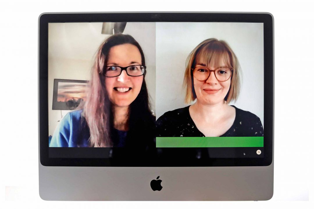 Hat gute Erfahrungen mit Spurwechslern gemacht: Alexandra Dissler (links), Ausbilderin bei Rohde & Schwarz in München. Mit ihrer ehemaligen Auszubildenden Helena Riedel traf sie sich zum Videogespräch mit POSITION